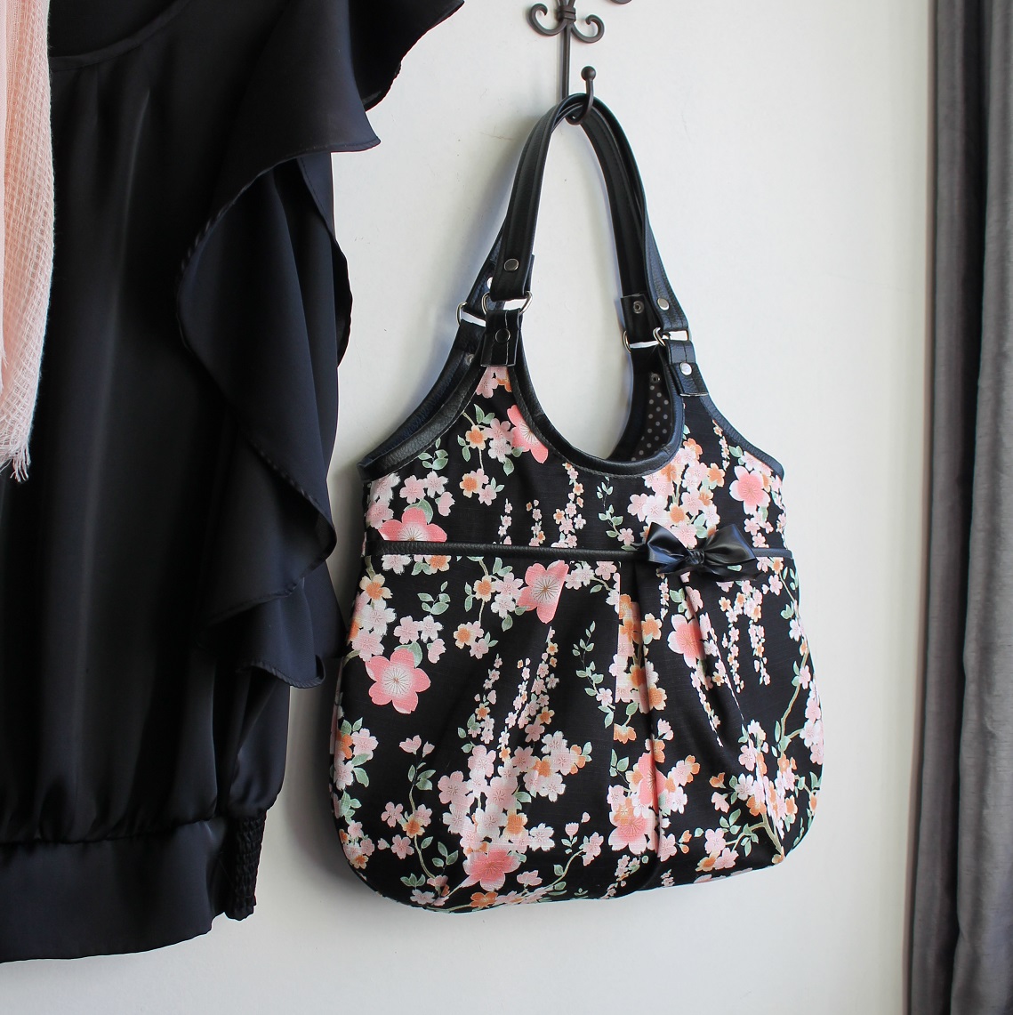 2 handles shoulder handbag zipper closure - Ayami Black pink